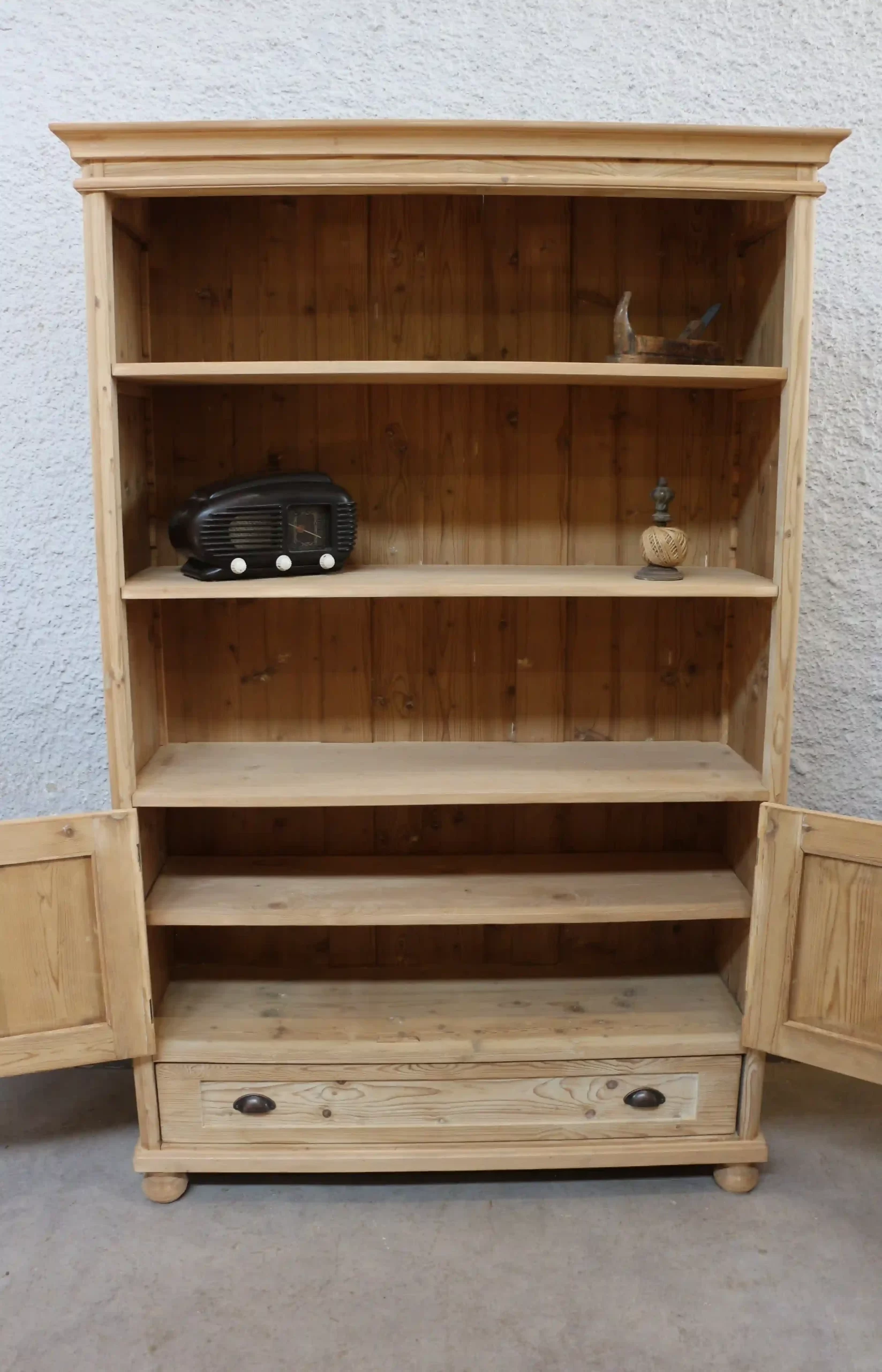 Rustikální knihovna z masivu s dolní skříňkou - pohled dovnitř