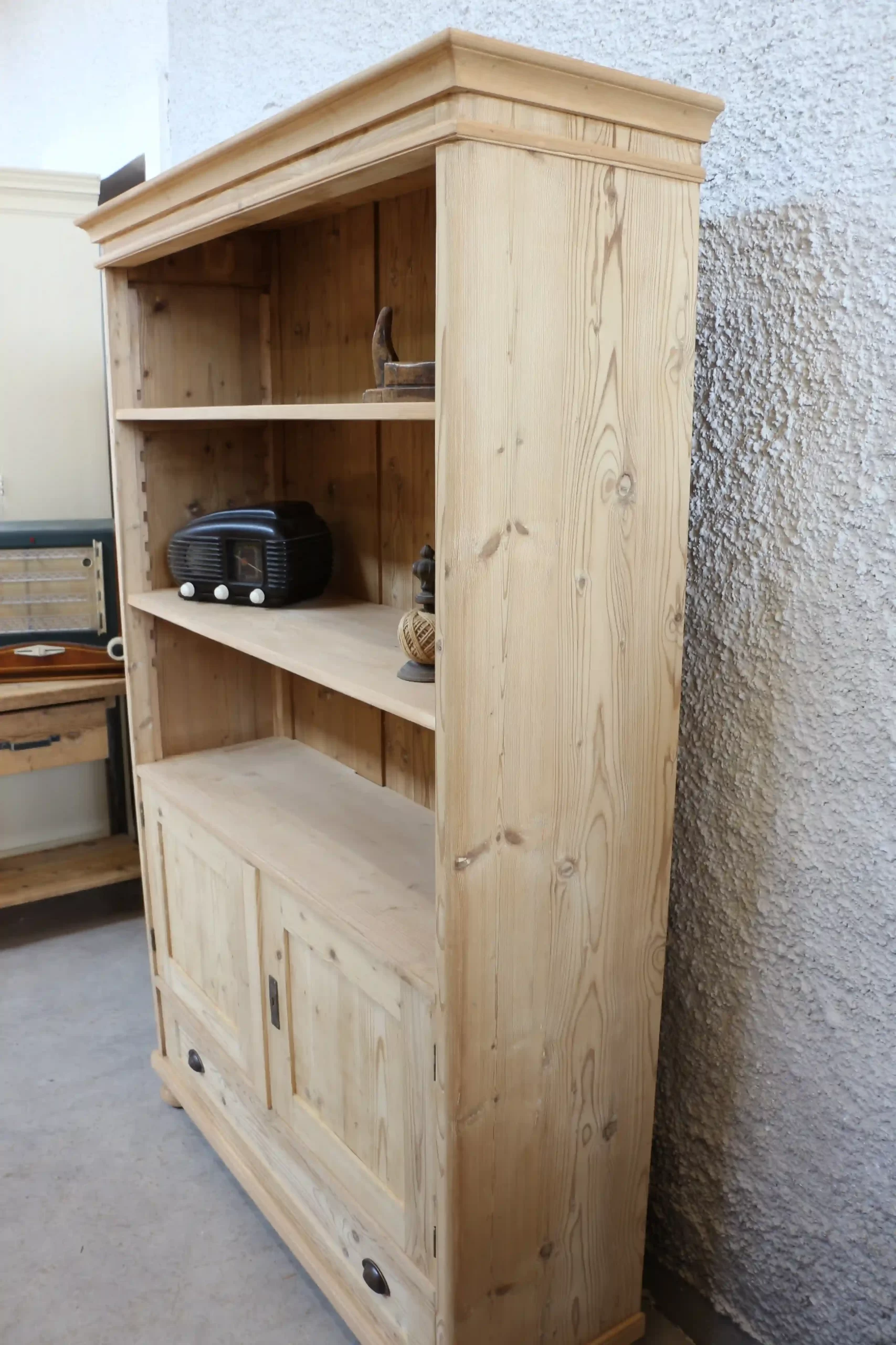 Rustikální knihovna z masivu s dolní skříňkou - pohled z leva