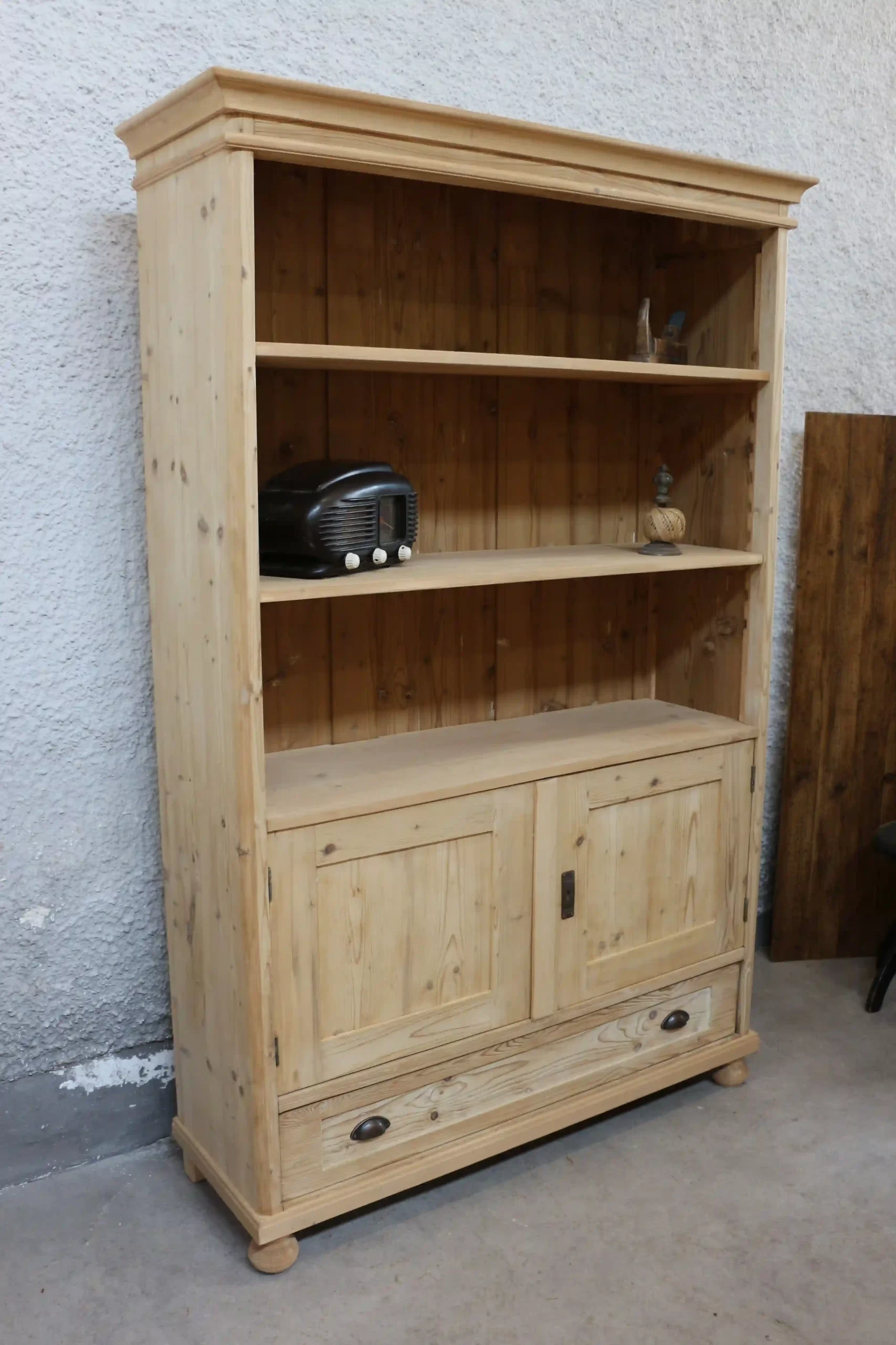 Rustikální knihovna z masivu s dolní skříňkou - pohled z prava