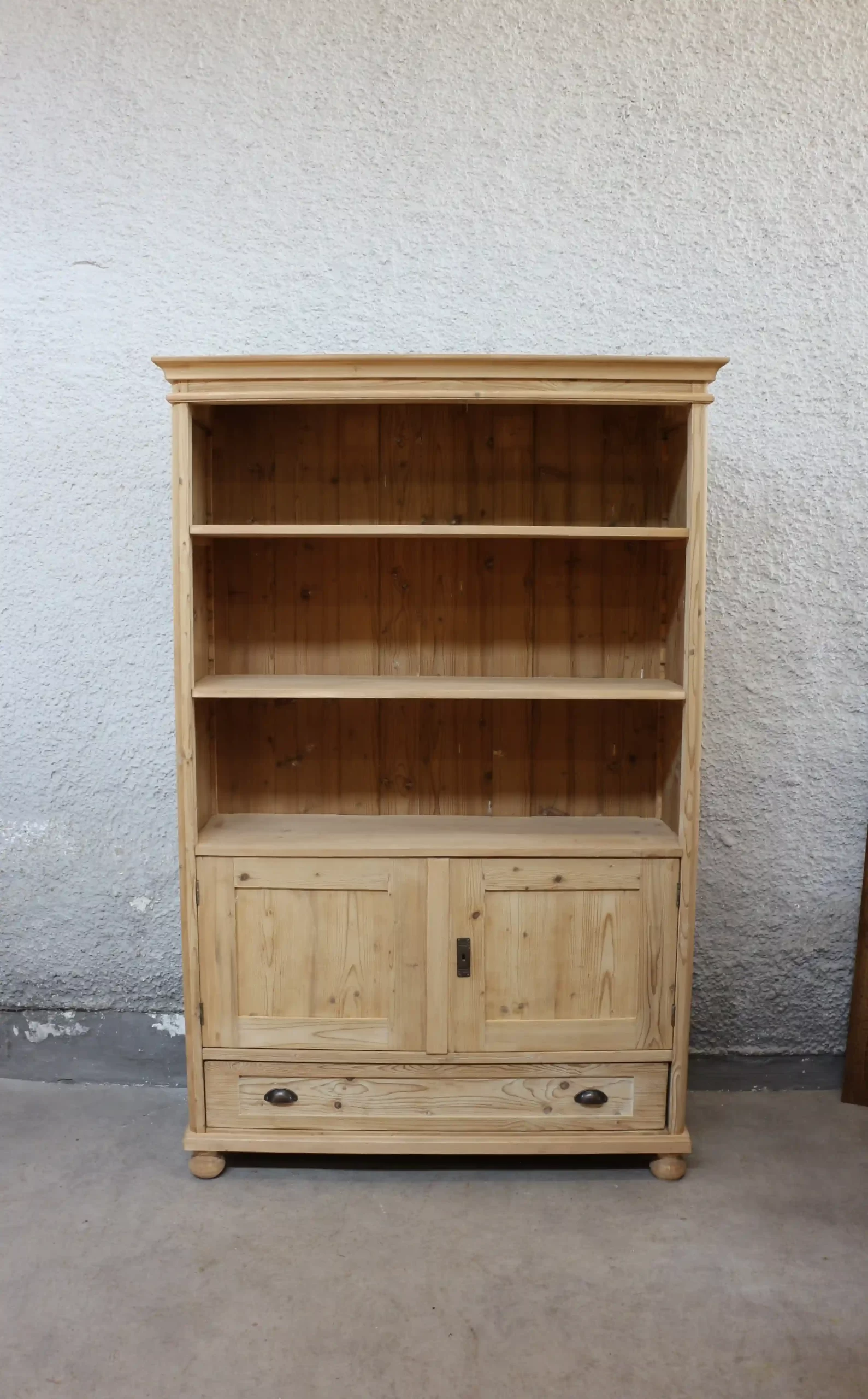 Rustikální knihovna z masivu s dolní skříňkou