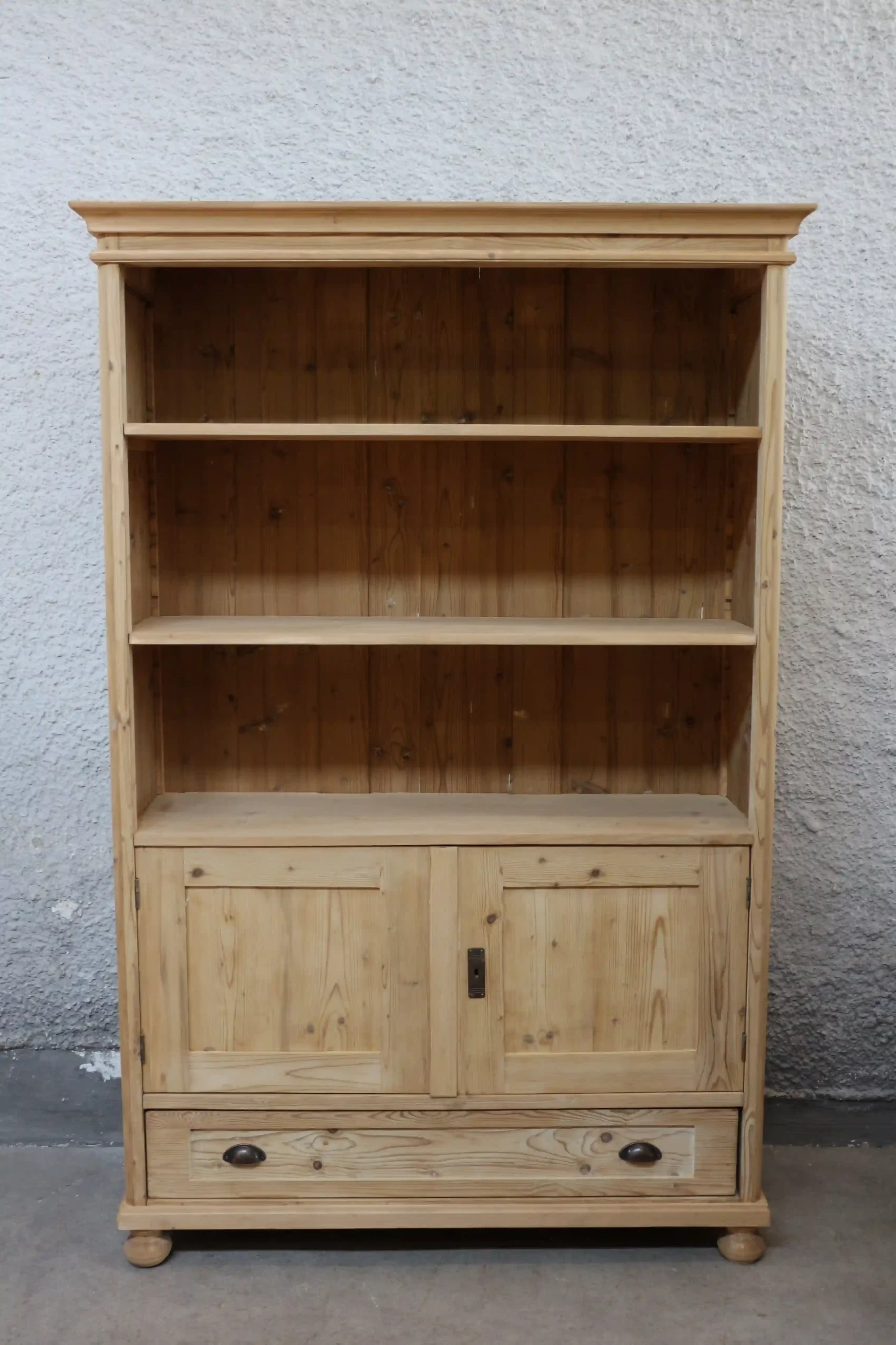 Rustikální knihovna z masivu