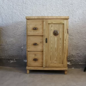 Rustikální selská skříňka na pečivo z 19. století