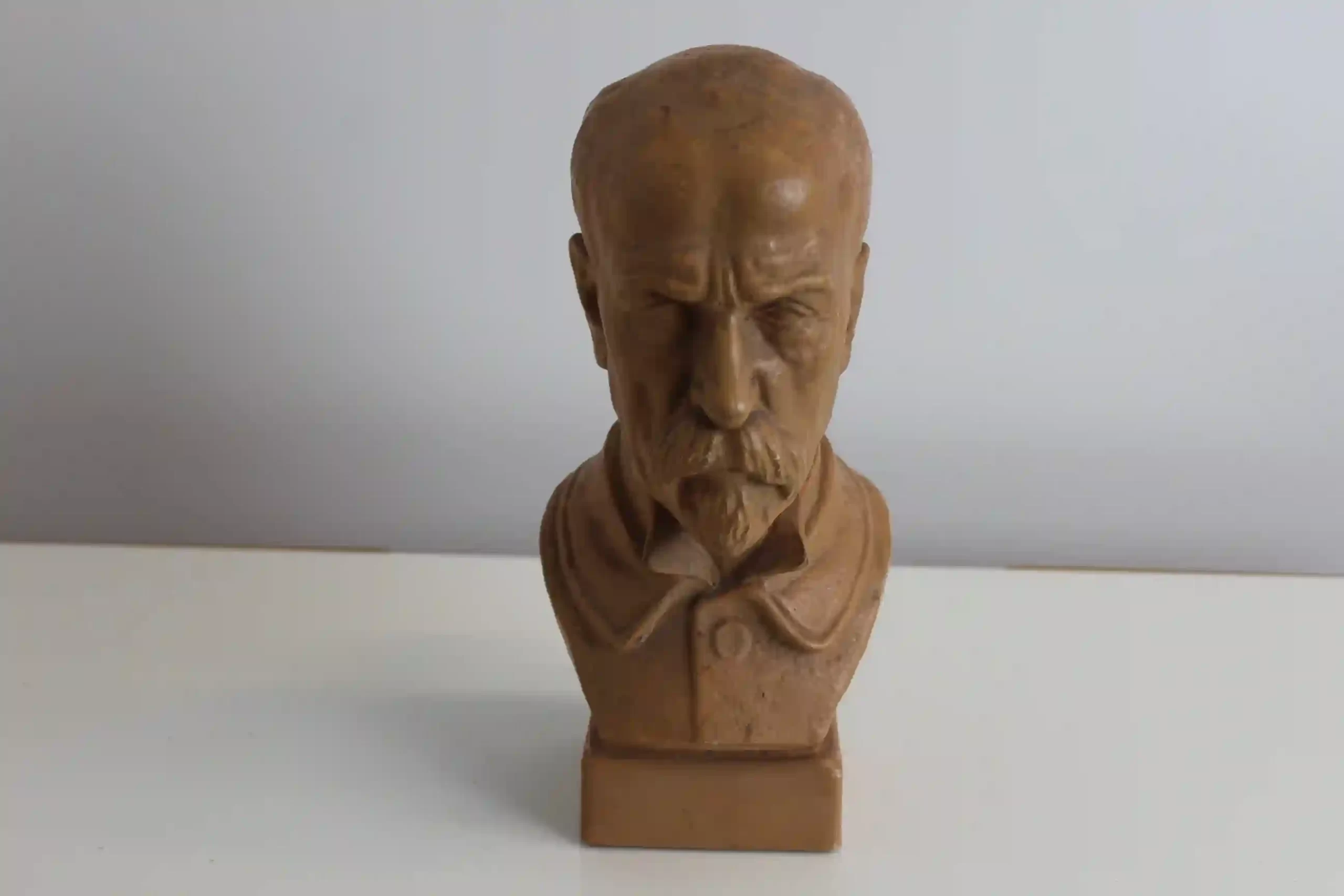 Sádrová busta T. G. Masaryka s patinou – 1. polovina 20. století - detailní pohled