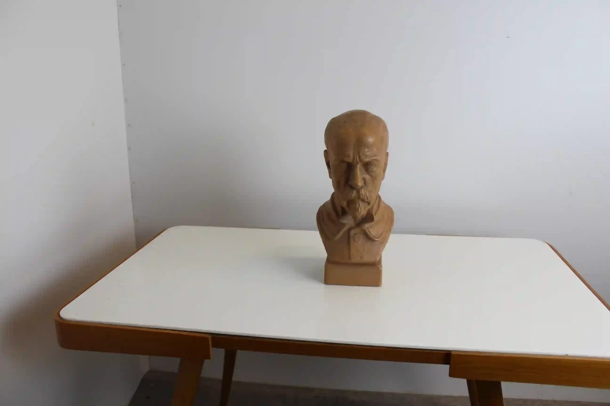 Sádrová busta T. G. Masaryka s patinou – 1. polovina 20. století