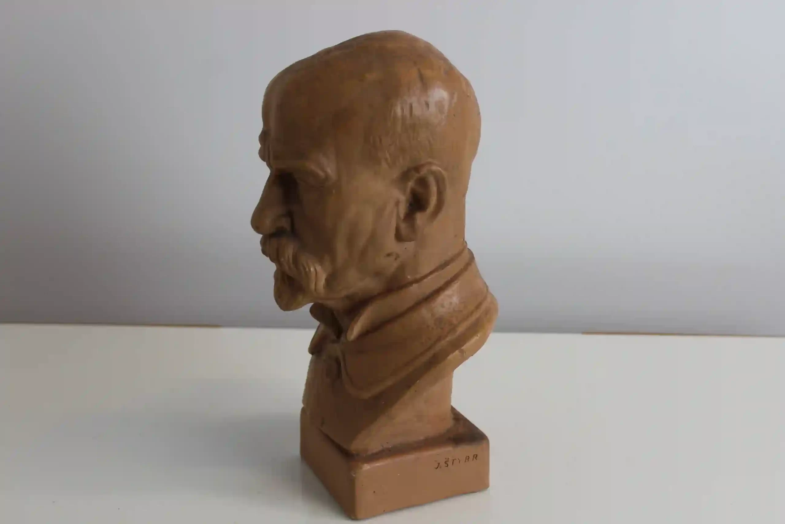 Sádrová busta T. G. Masaryka s patinou – 1. polovina 20. století - z leva