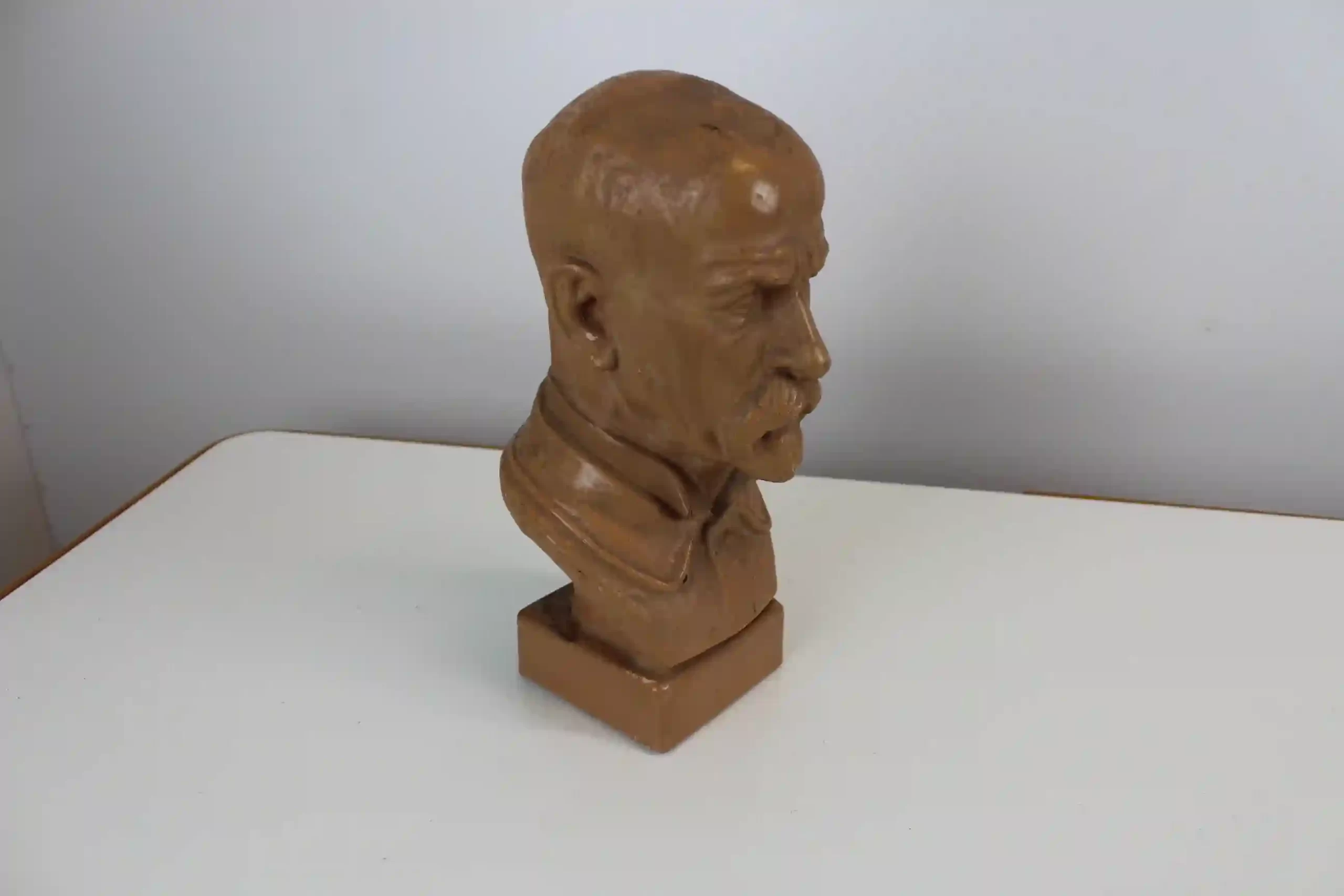 Sádrová busta T. G. Masaryka s patinou – 1. polovina 20. století - z prava