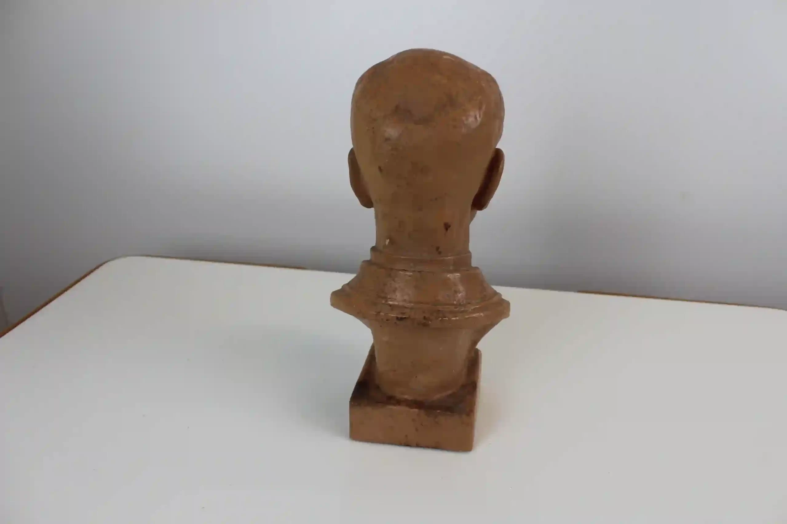 Sádrová busta T. G. Masaryka s patinou – 1. polovina 20. století - zezadu