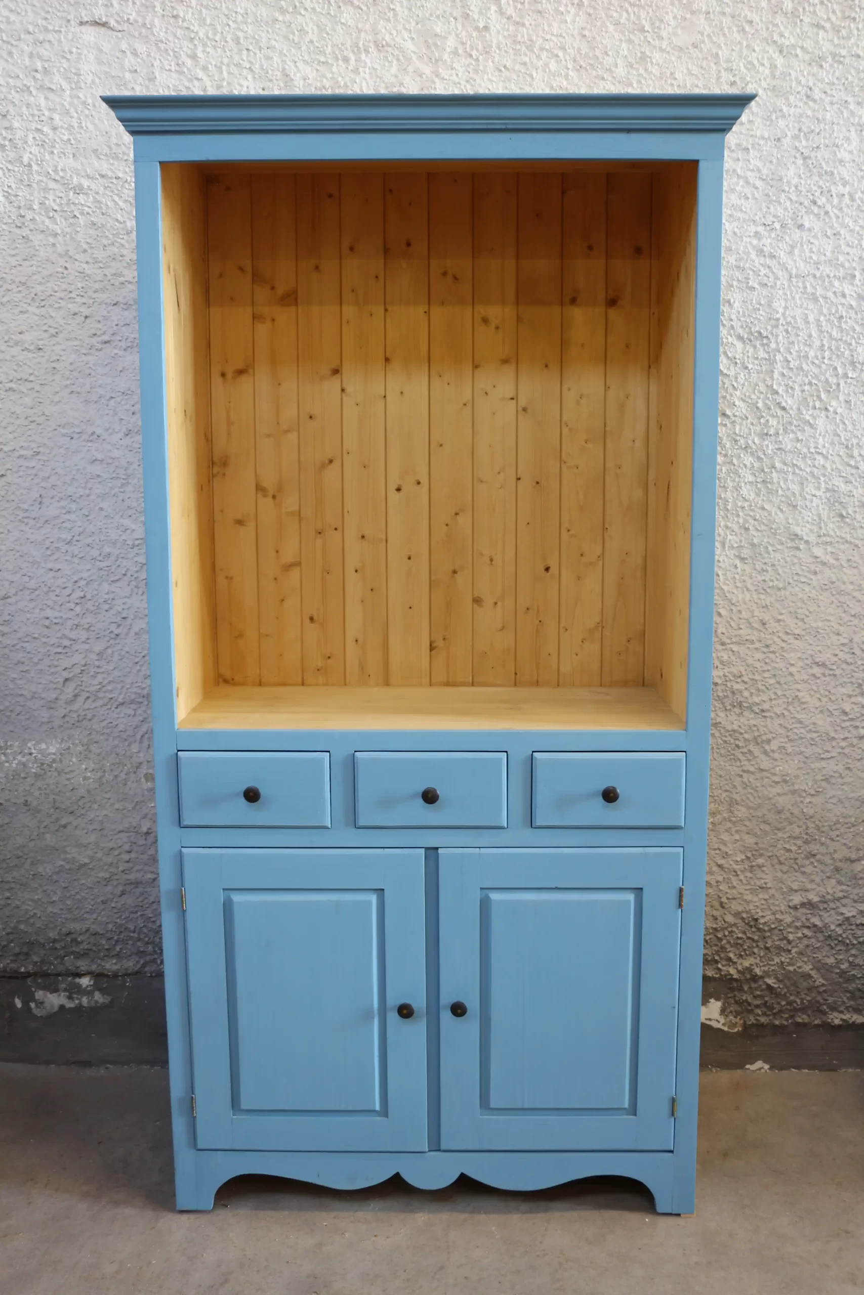 Selská kredenc ve světle modrém odstínu