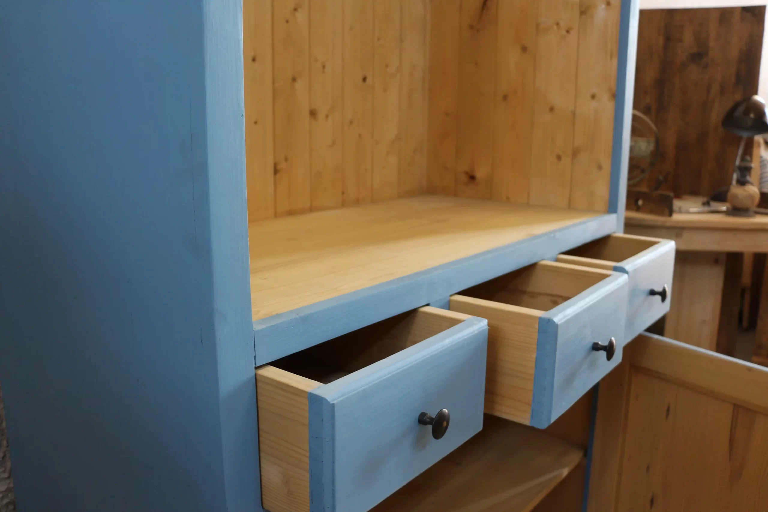 Selská kredenc z masivu ve světle modrém odstínu - Detail šuplat