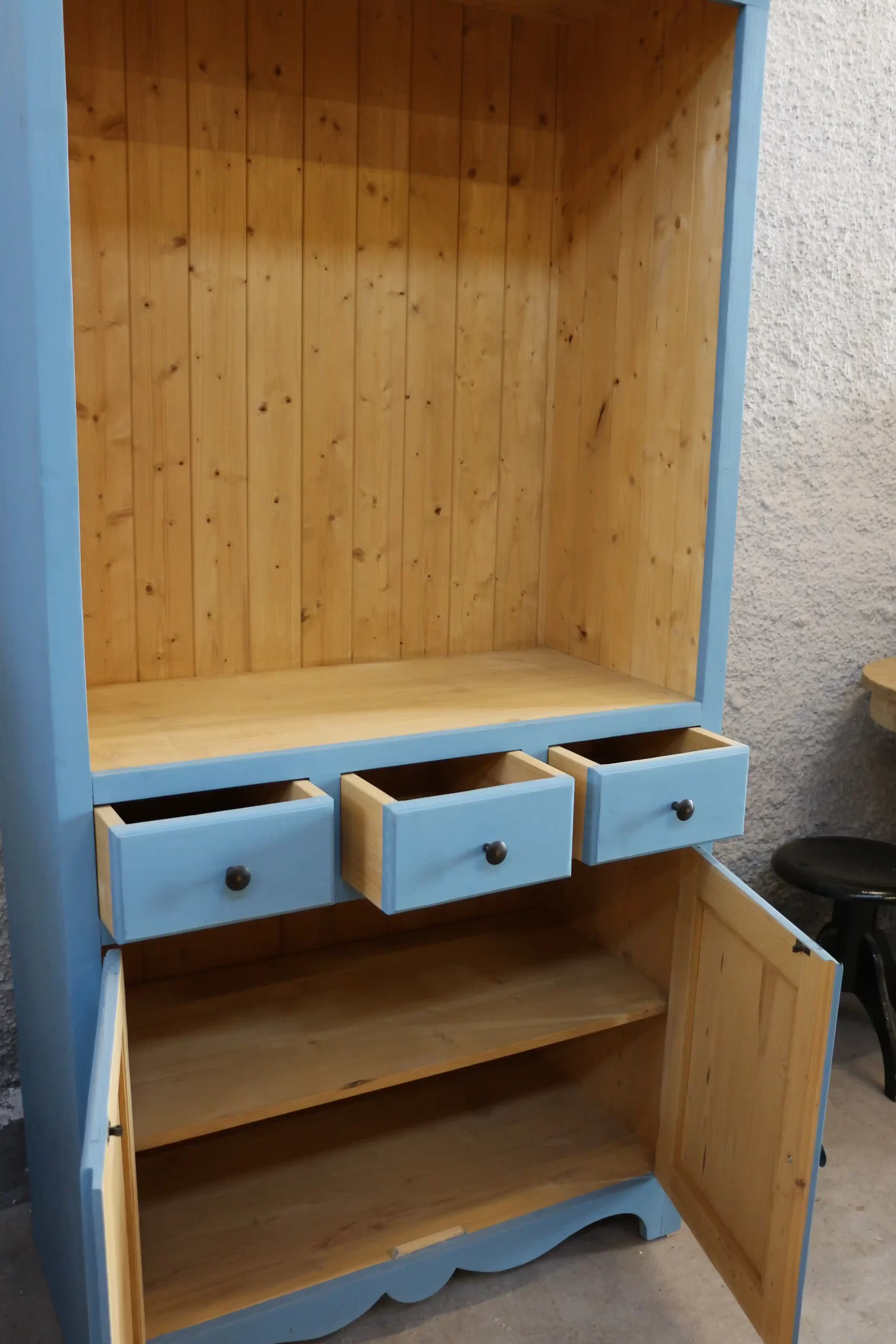 Selská kredenc z masivu ve světle modrém odstínu - pohled dovnitř