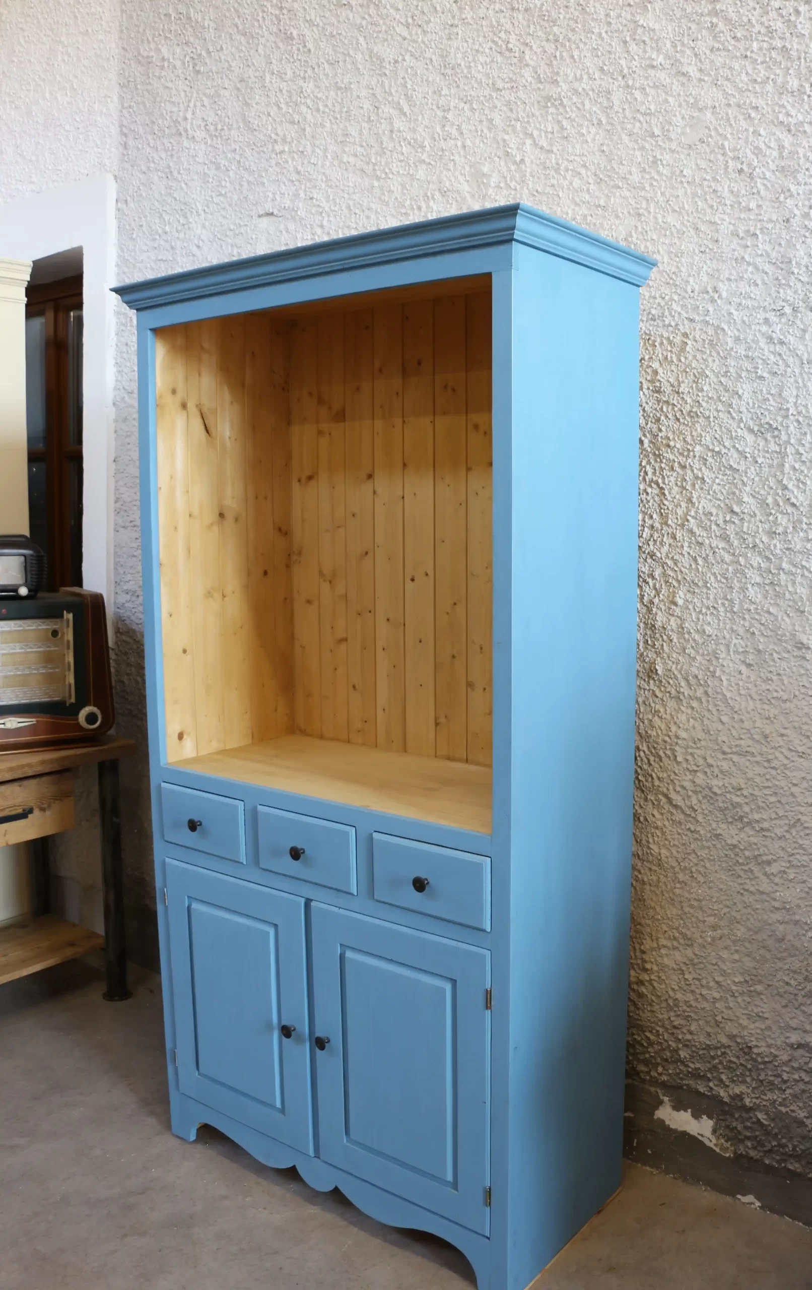 Selská kredenc z masivu ve světle modrém odstínu - pohled z leva