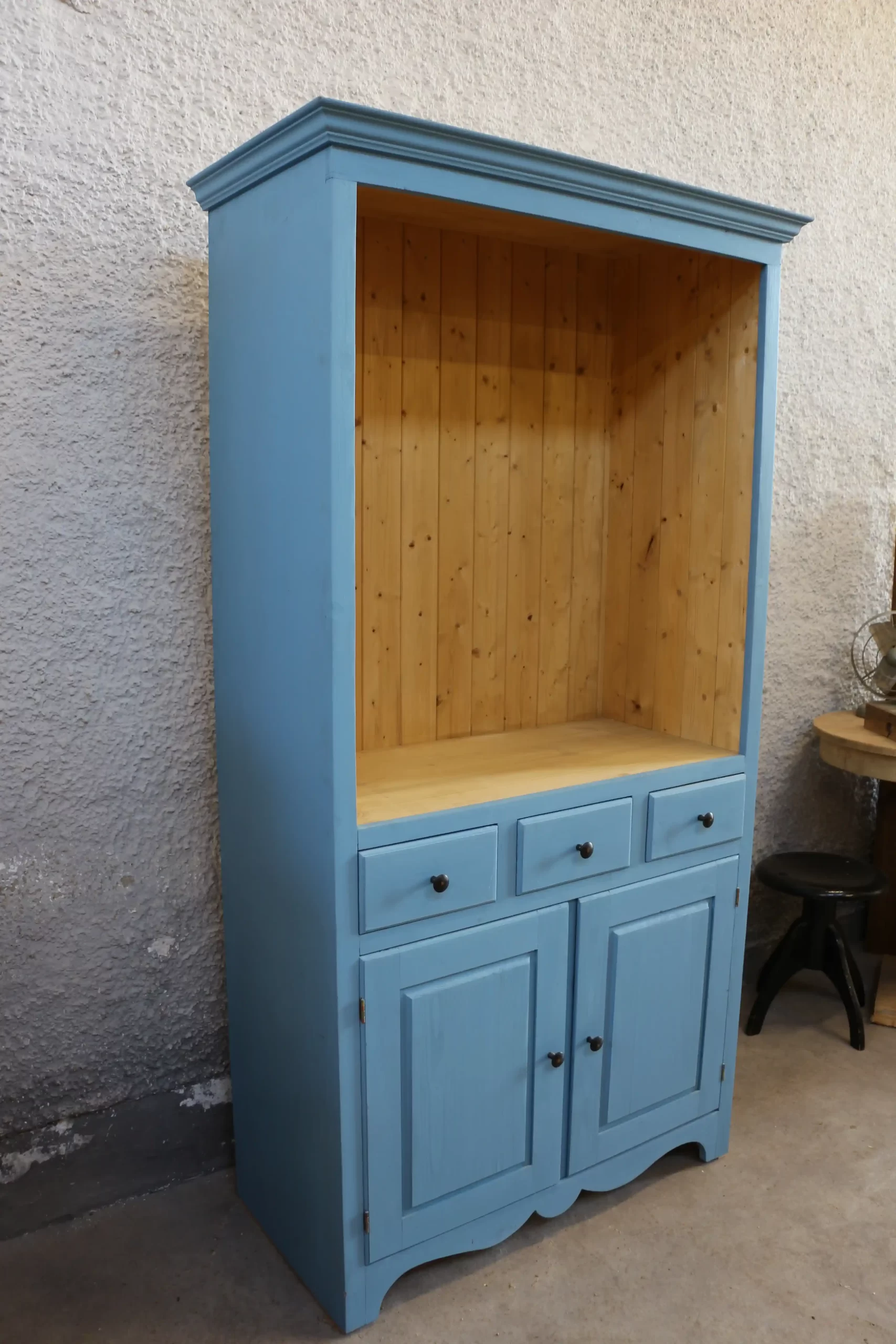 Selská kredenc z masivu ve světle modrém odstínu - pohled z prava