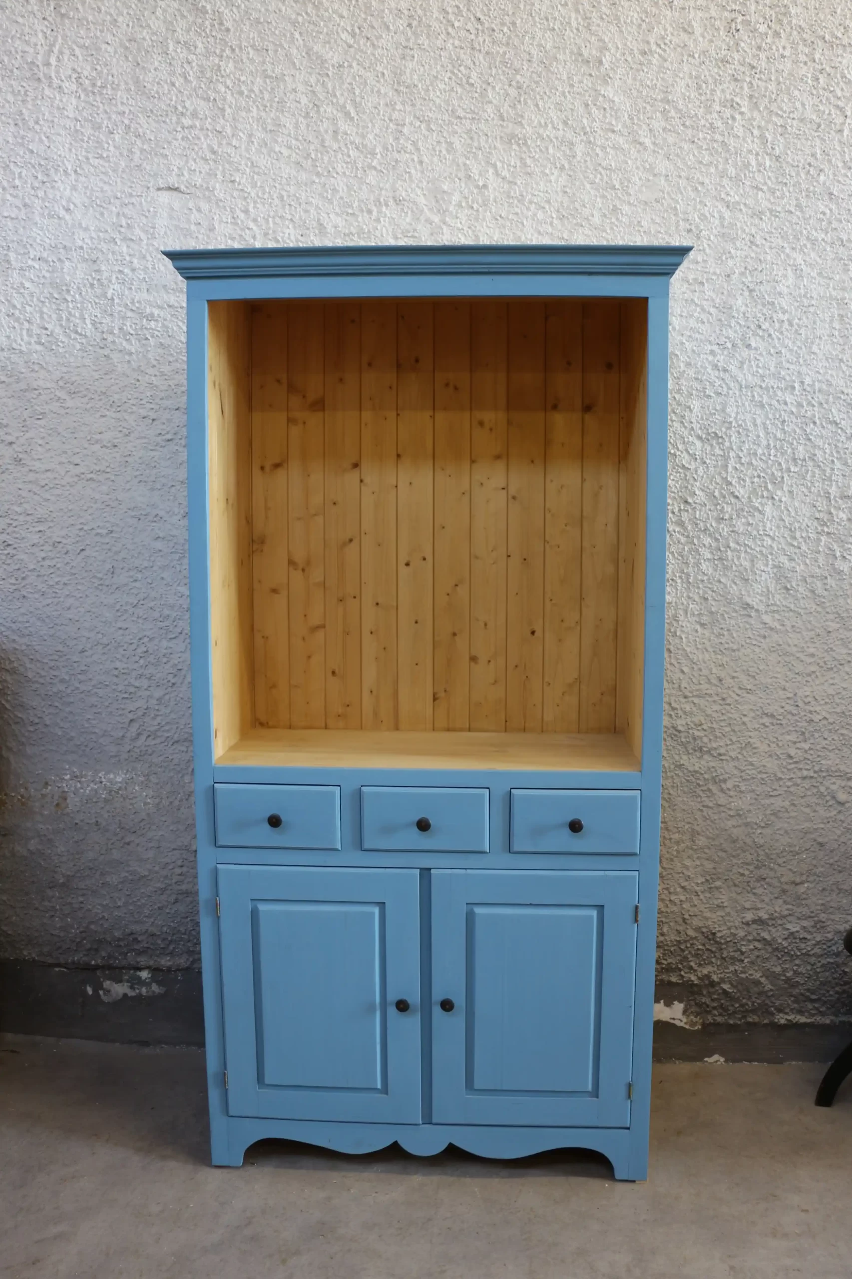 Selská kredenc z masivu ve světle modrém odstínu