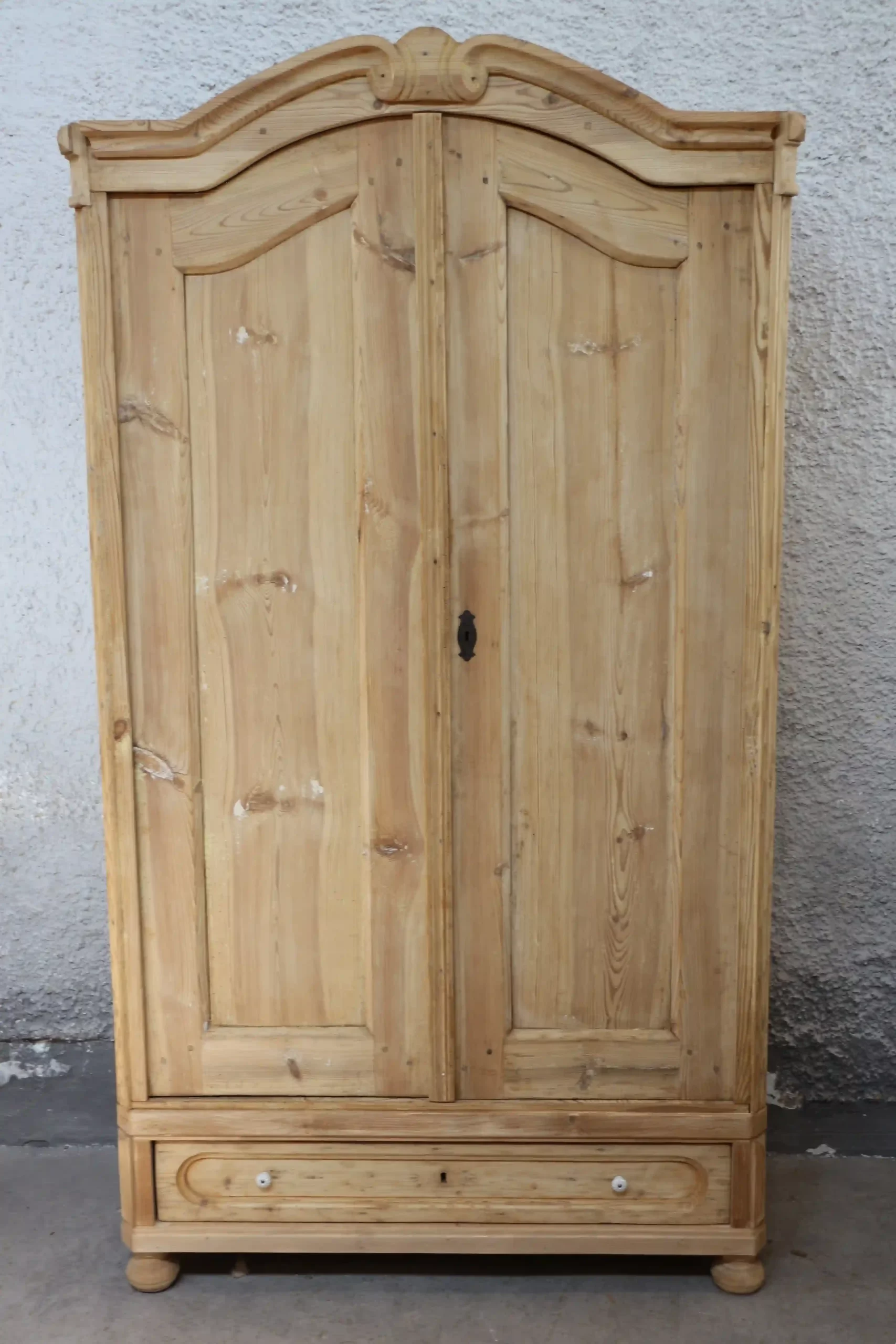 Selská skříň s klenutým vrchem