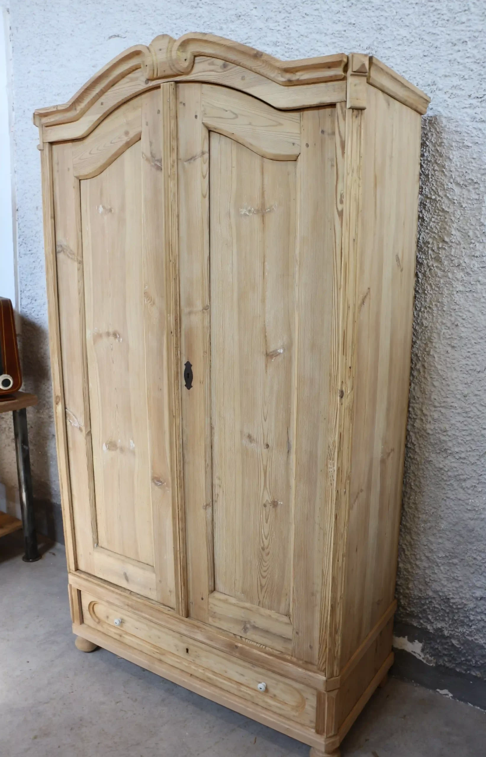 Selská skříň s klenutým vrchem – originál - Z leva