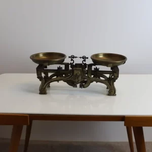 Starožitné litinové váhy s mosaznými miskami