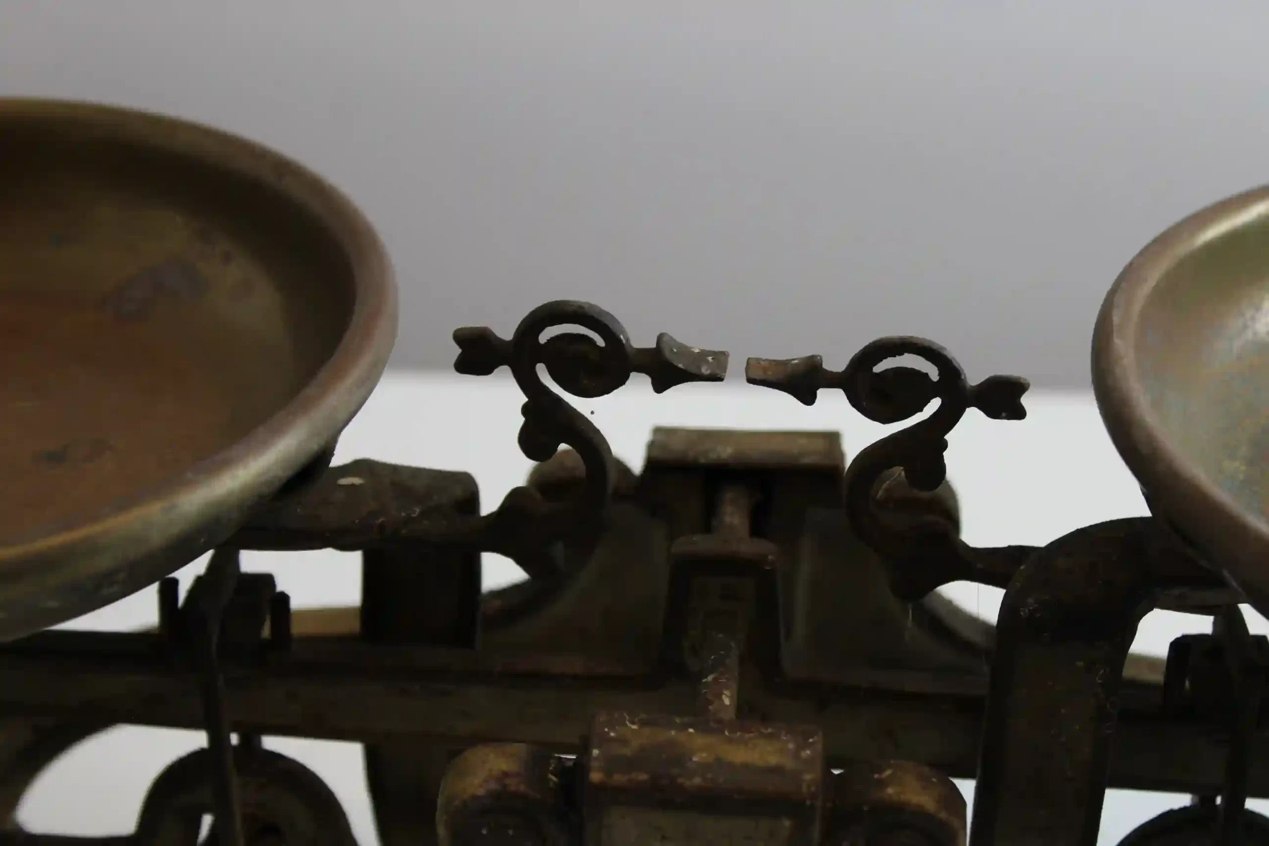 Starožitné litinové váhy s mosaznými miskami - detail ramen