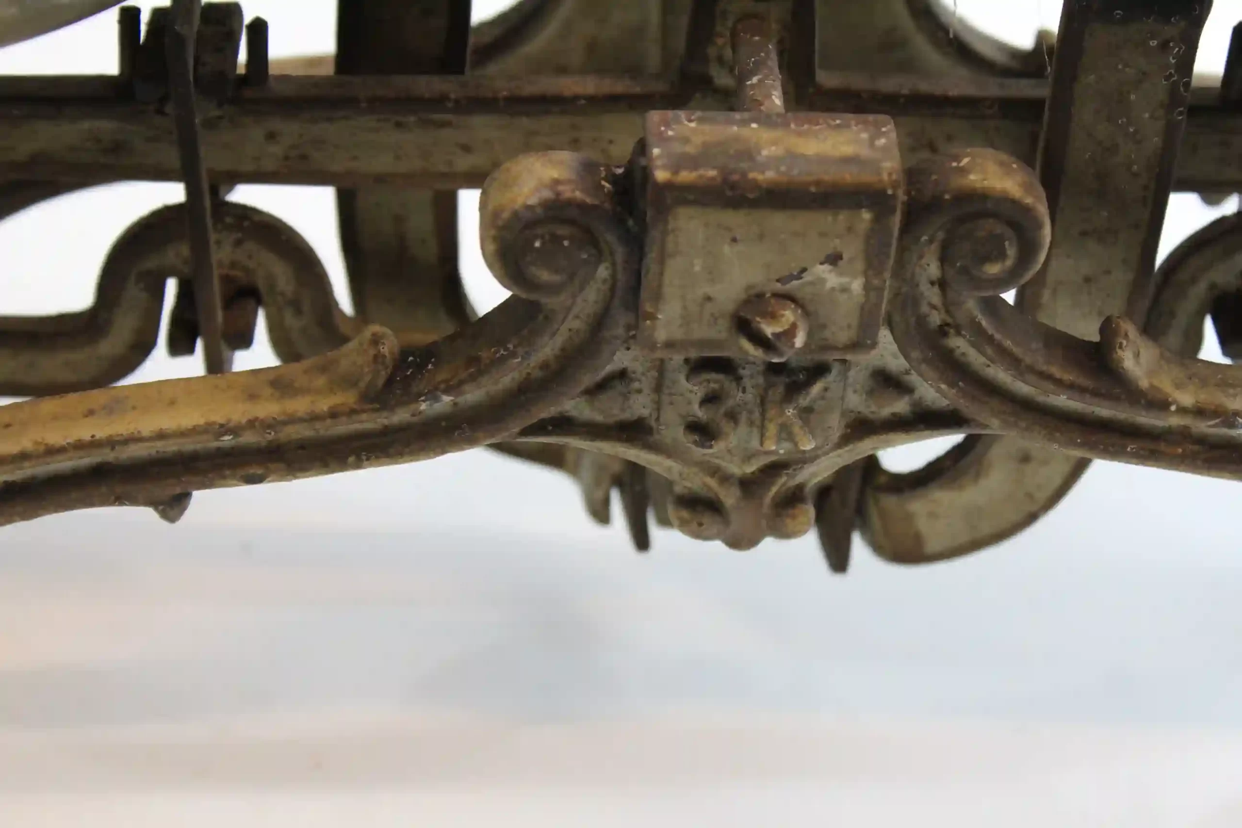 Starožitné litinové váhy s mosaznými miskami - detail