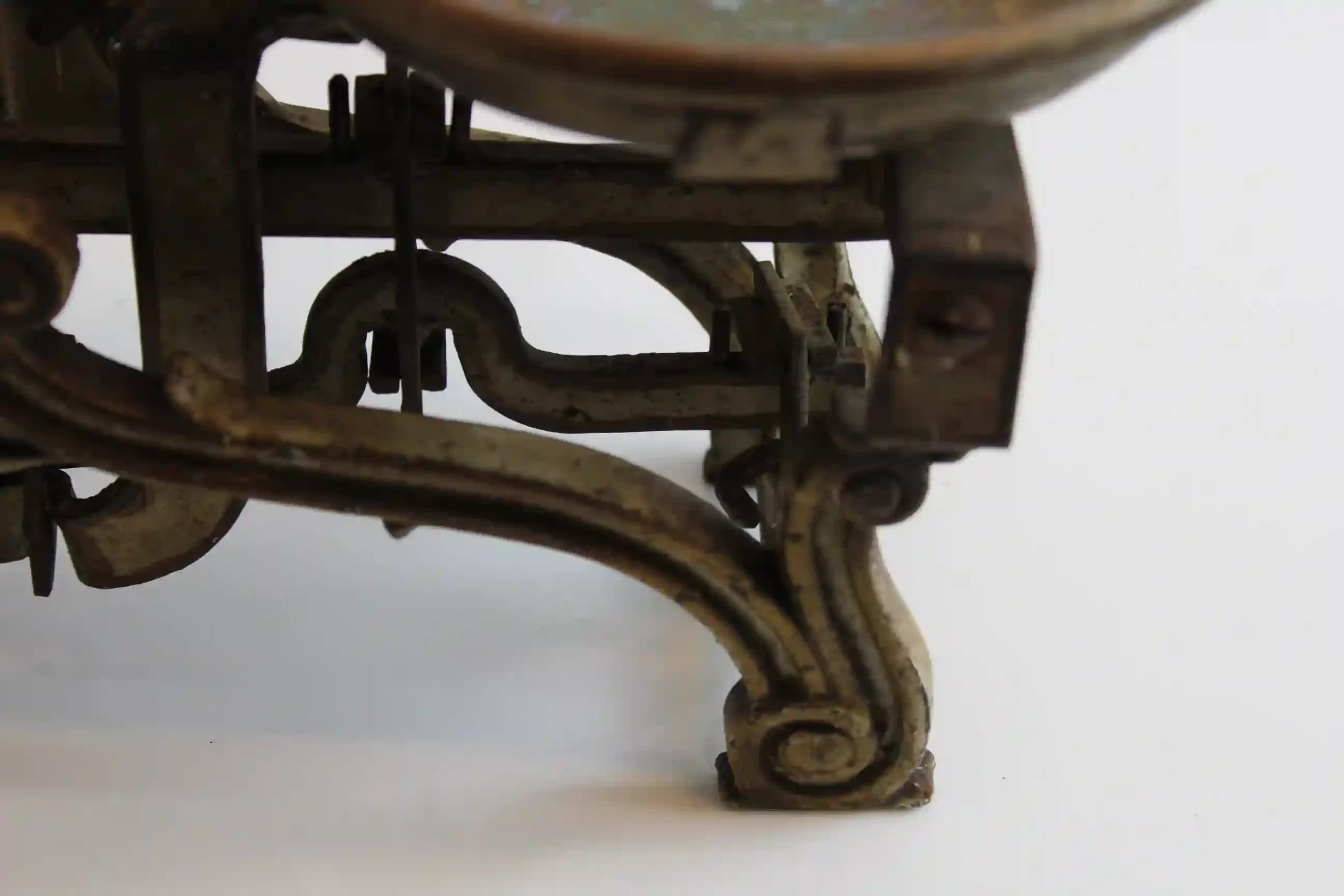 Starožitné litinové váhy s mosaznými miskami - detail titinového těla