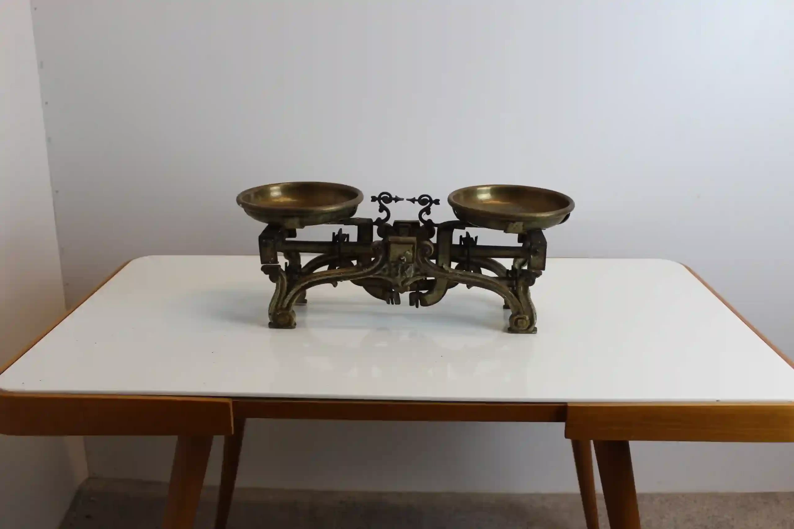 Starožitné litinové váhy s mosaznými miskami