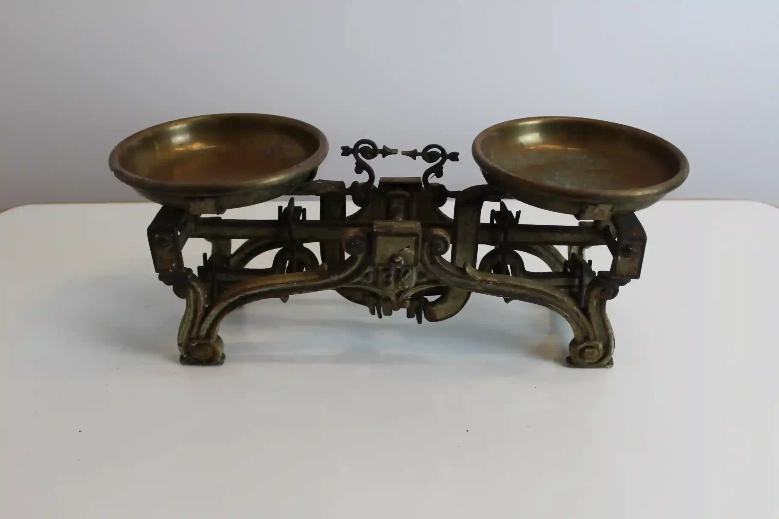 Starožitné váhy s mosaznými miskami