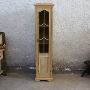 Úzká selská skříň s prosklenými dveřmi a kovaným zámkem