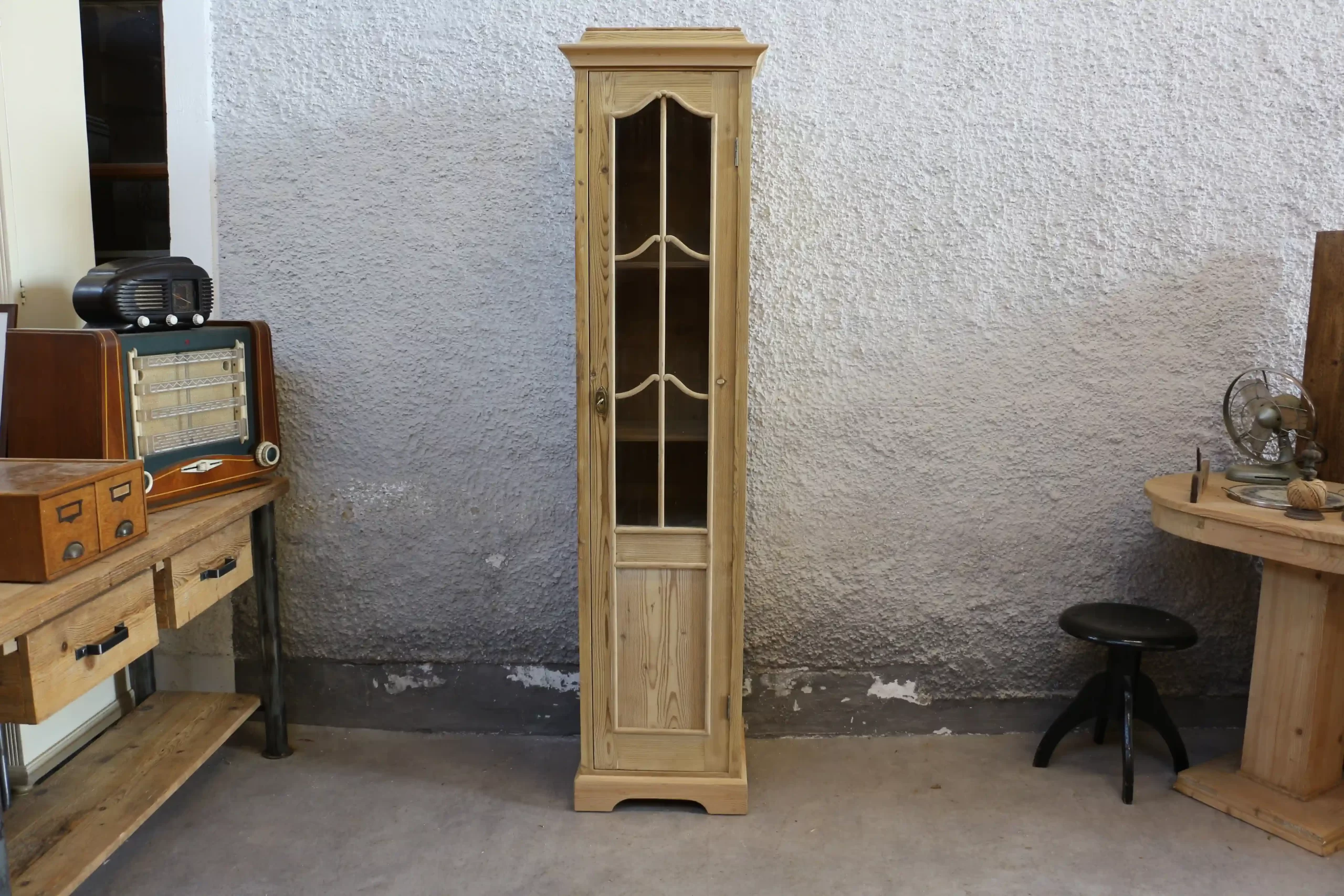 Úzká selská skříň s prosklenými dveřmi a kovaným zámkem