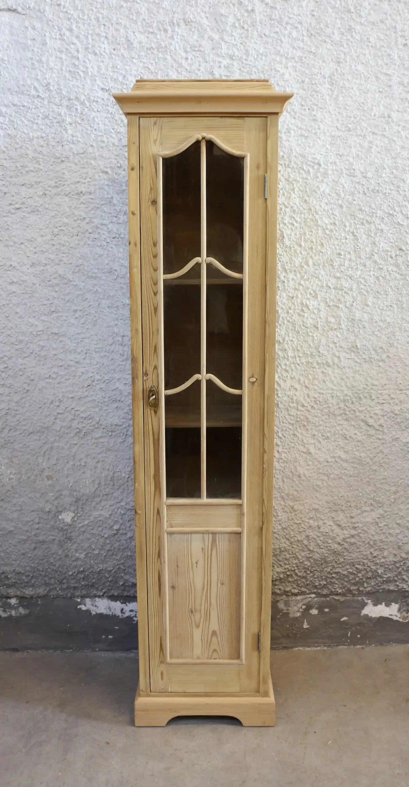 Úzká venkovská skříň - masivní dřevo
