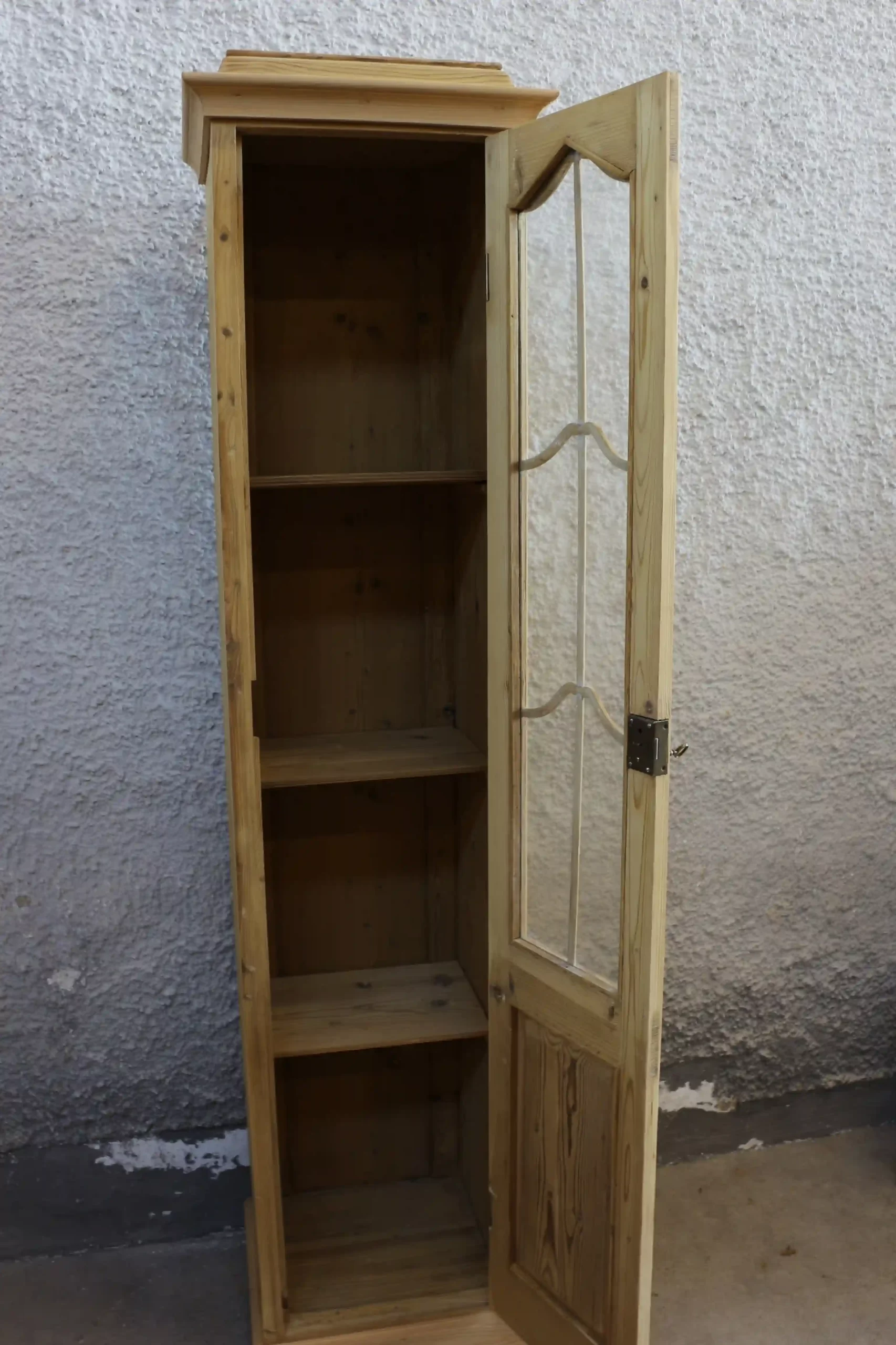 Úzká venkovská skříň z masivu - pohled dovnitř