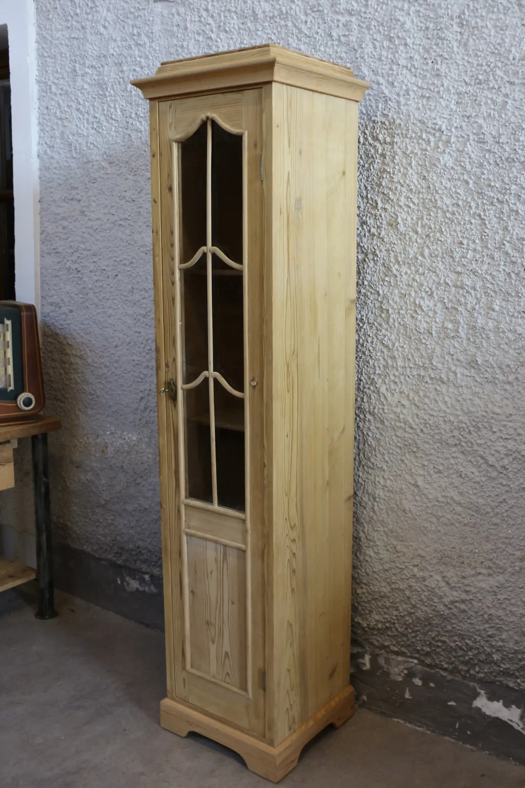 Úzká venkovská skříň z masivu - pohled z leva