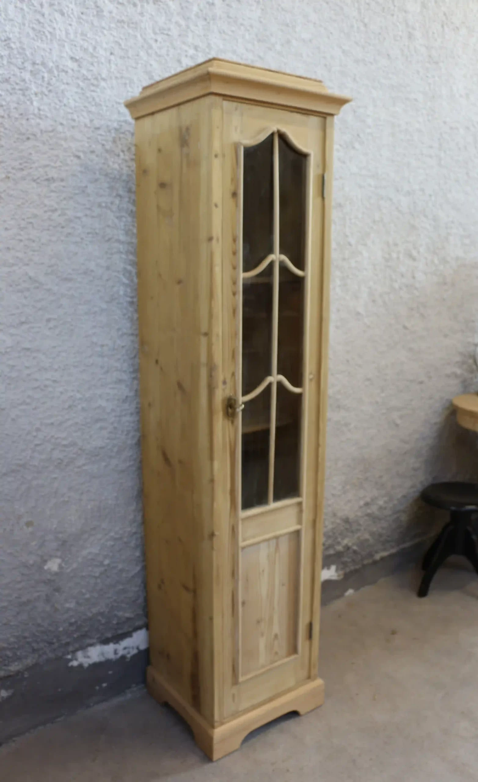 Úzká venkovská skříň z masivu - pohled z prava