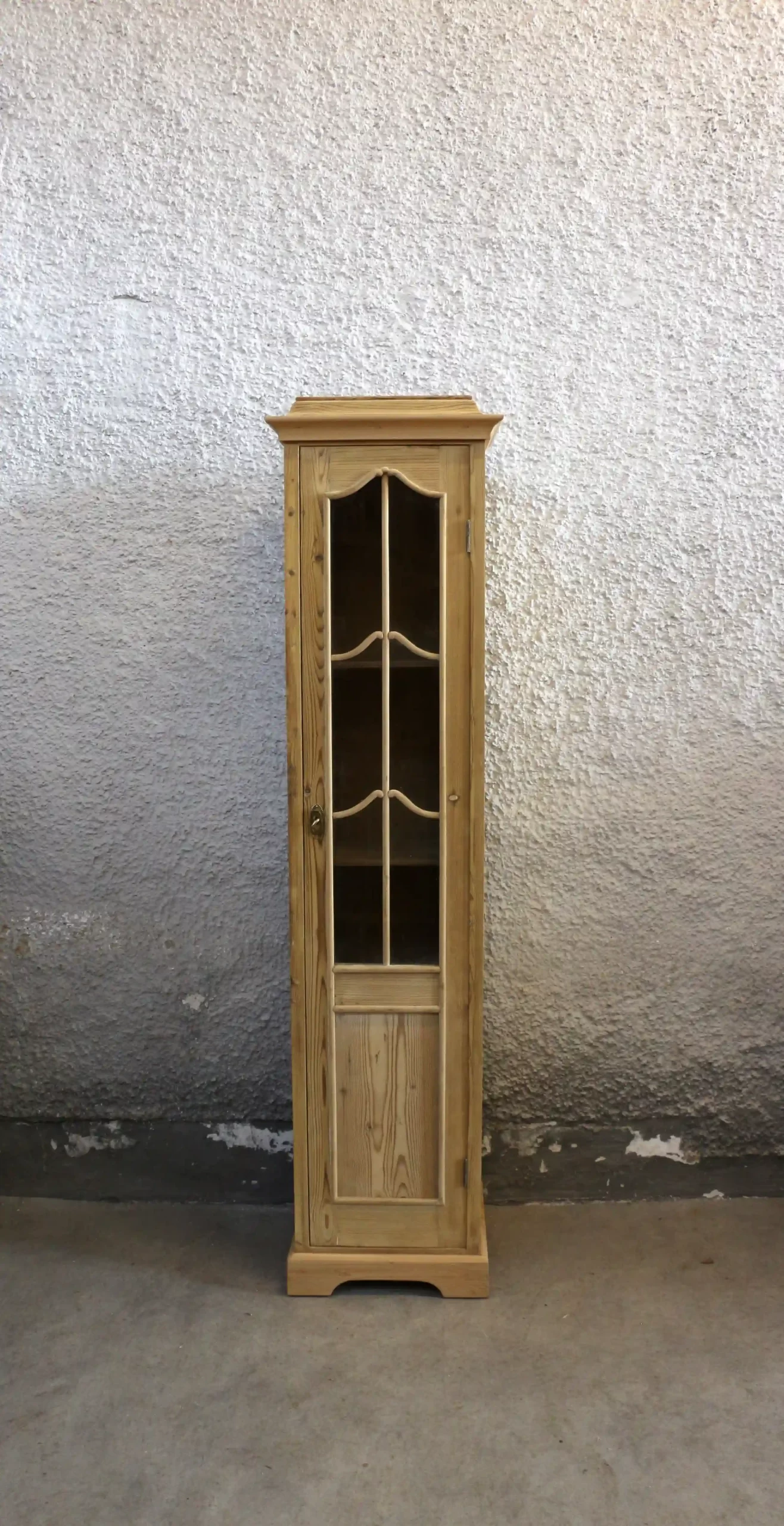 Úzká venkovská skříň z masivu