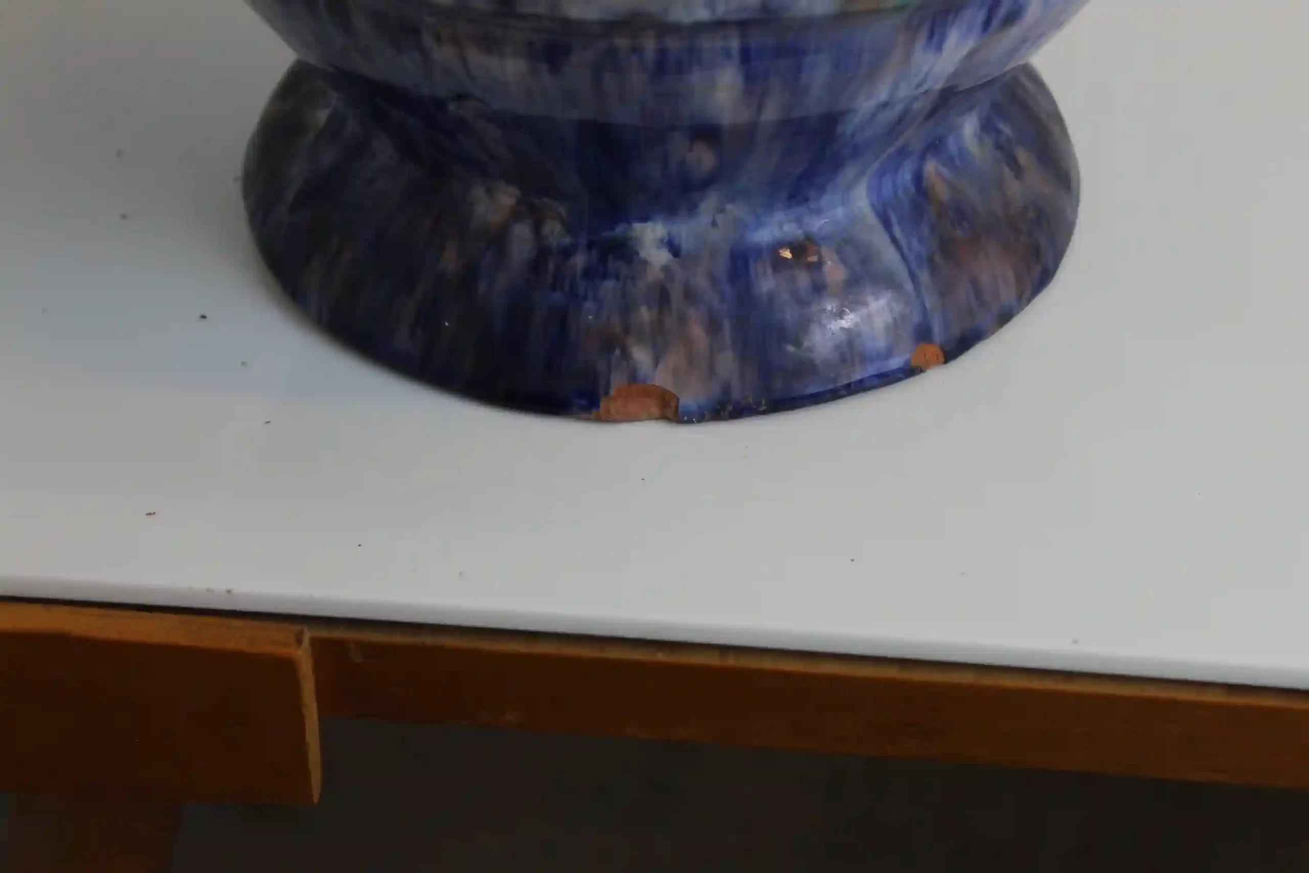 Velký keramický květináč - žardiniéra s figurální výzdobou - drobný oťuk