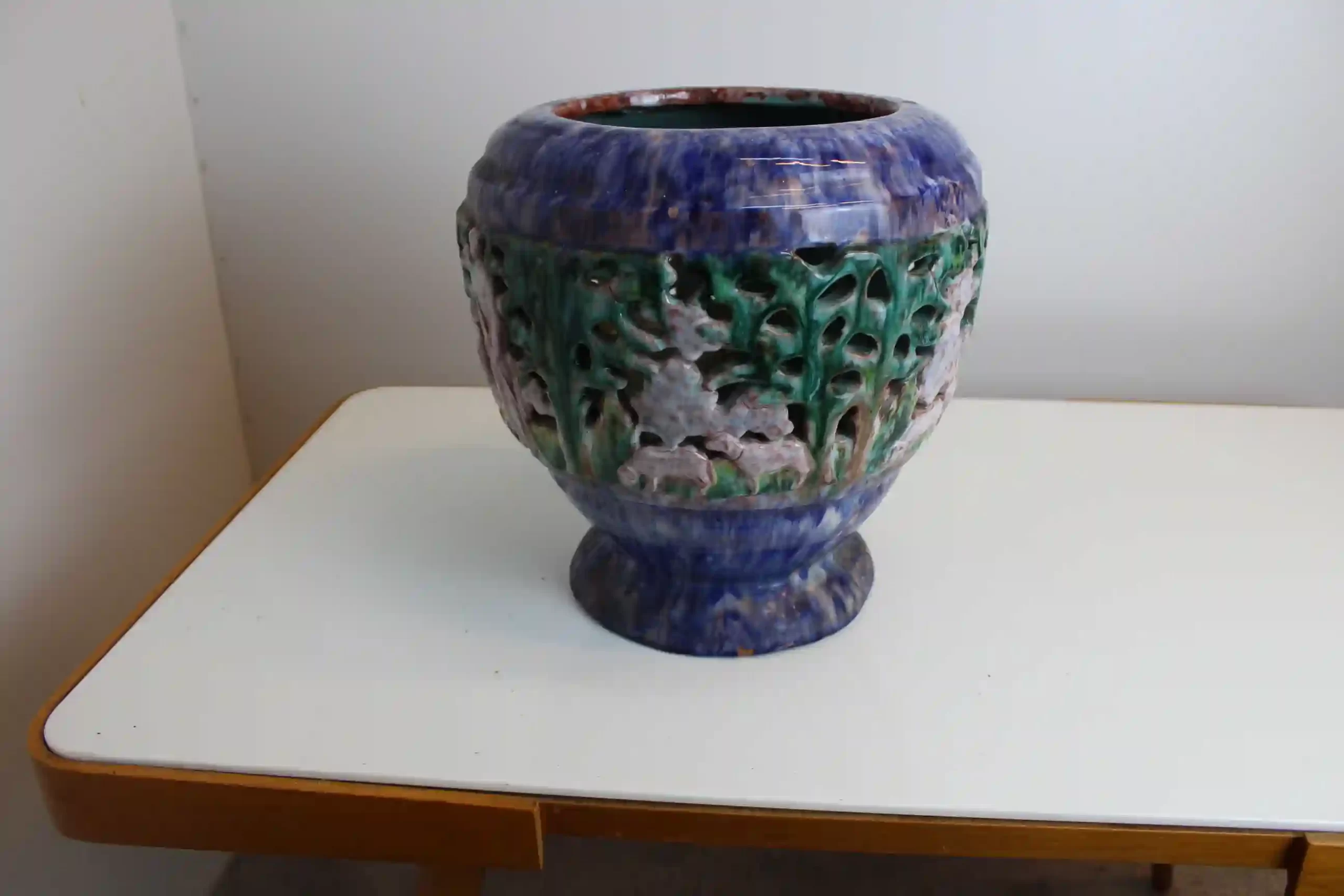 Velký keramický květináč - žardiniéra s figurální výzdobou - kresba po obvodu