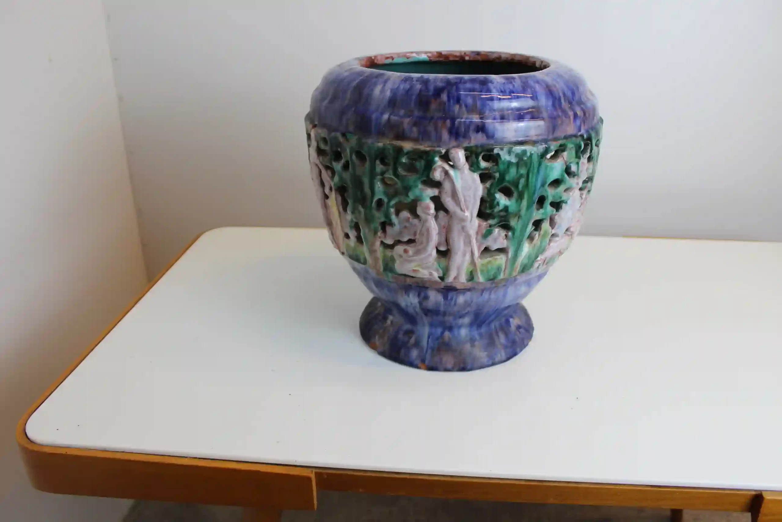 Velký keramický květináč - žardiniéra s figurální výzdobou