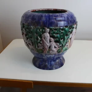 Velký keramický květináč - žardiniéra s figurální výzdobou - zadní strana