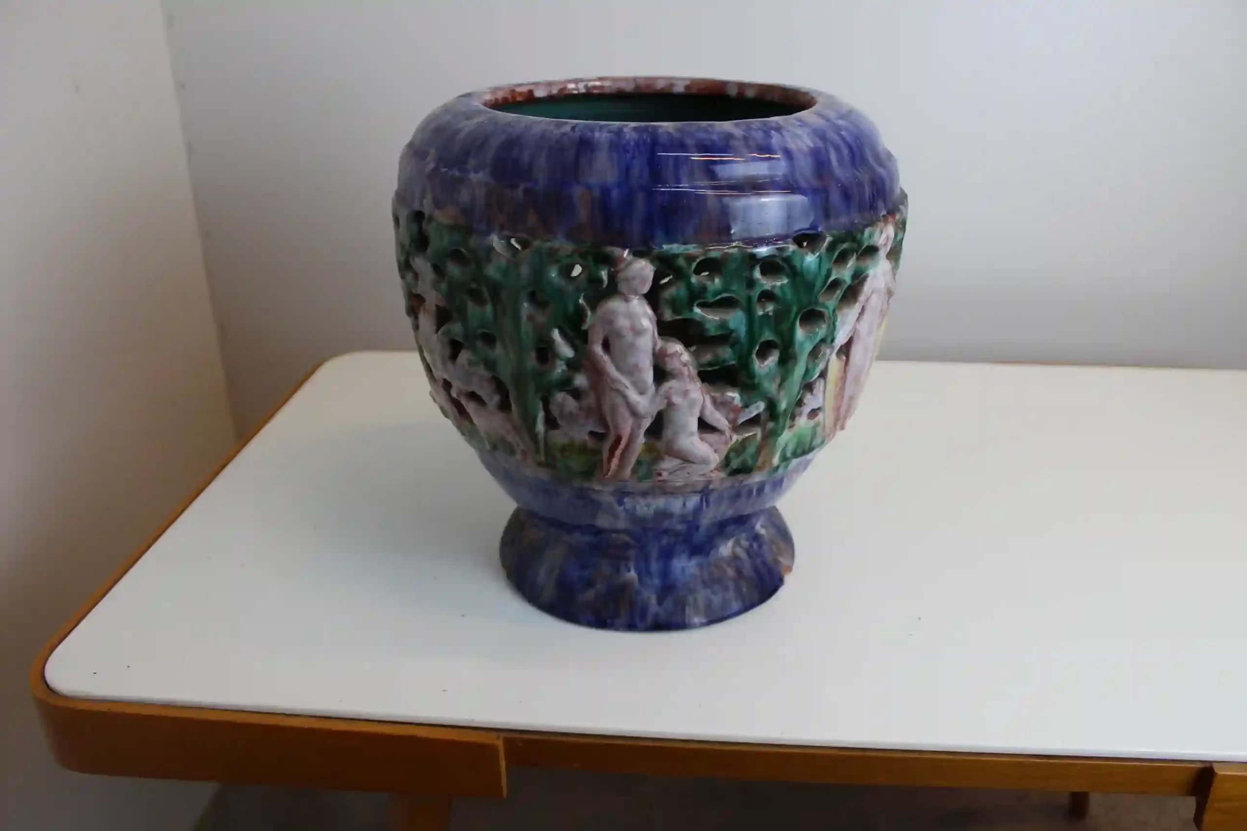 Velký keramický květináč - žardiniéra s figurální výzdobou - zadní strana