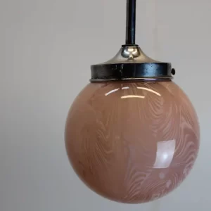 Závěsný lustr s kulovitým stínidlem z růžového mramorovaného skla - pravá strana