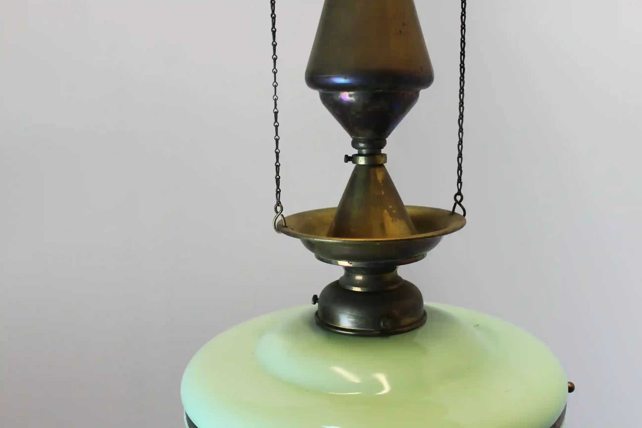 Závěsný lustr typu „petrolejka“