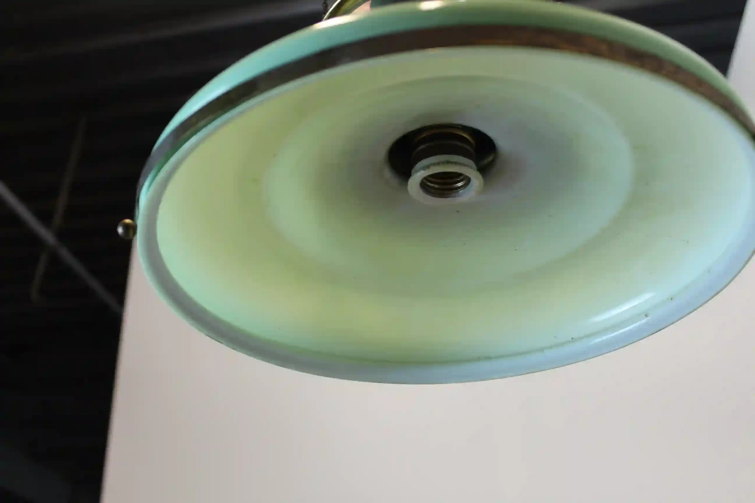 Závěsný lustr typu „petrolejka“ se skleněným stínidlem