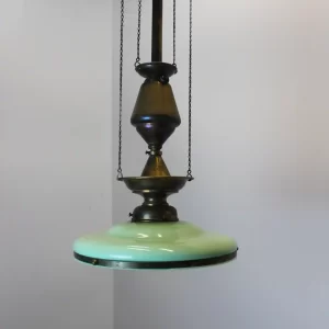 Závěsný lustr typu „petrolejka“ se zeleným skleněným stínidlem