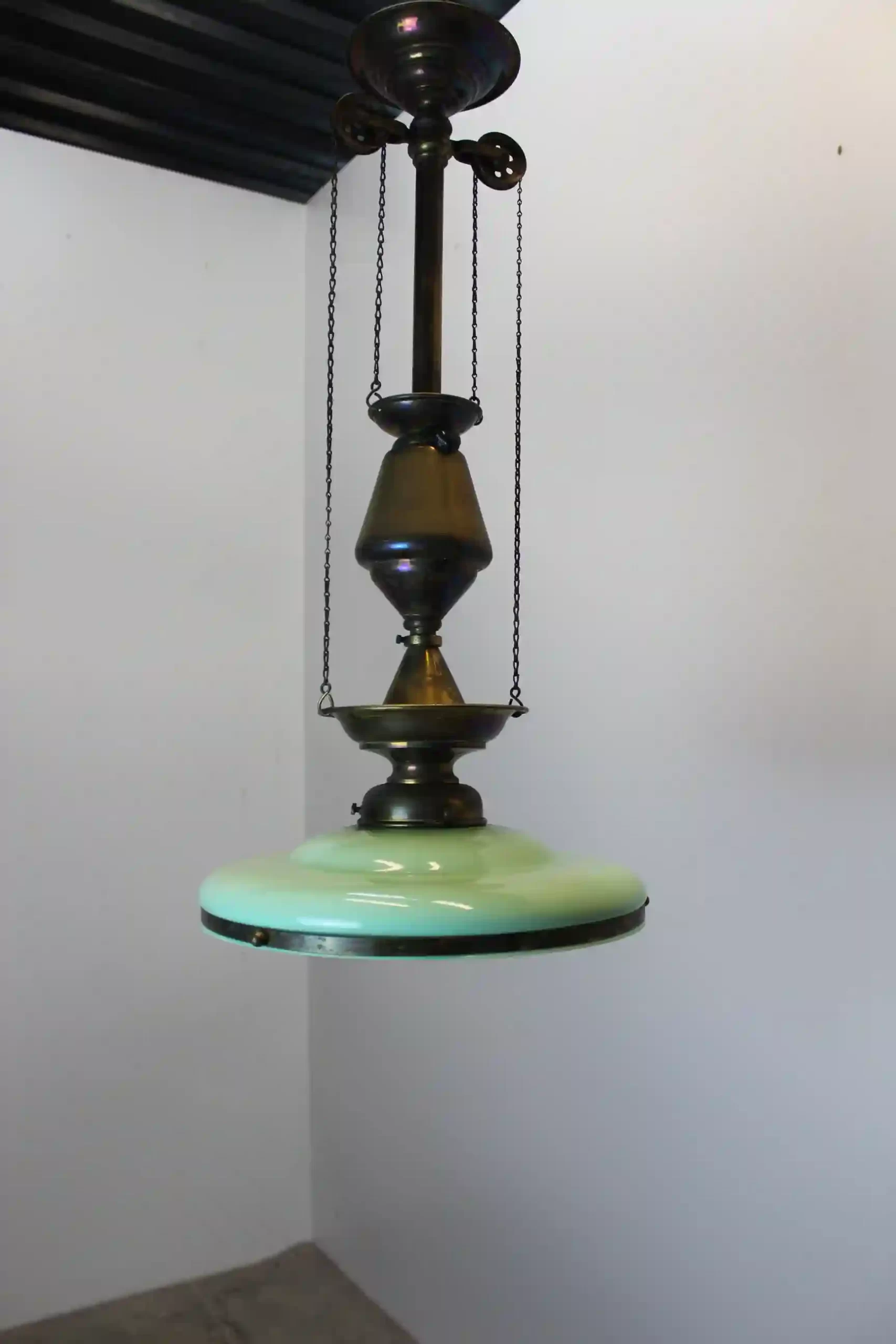 Závěsný lustr typu „petrolejka“ se zeleným skleněným stínidlem