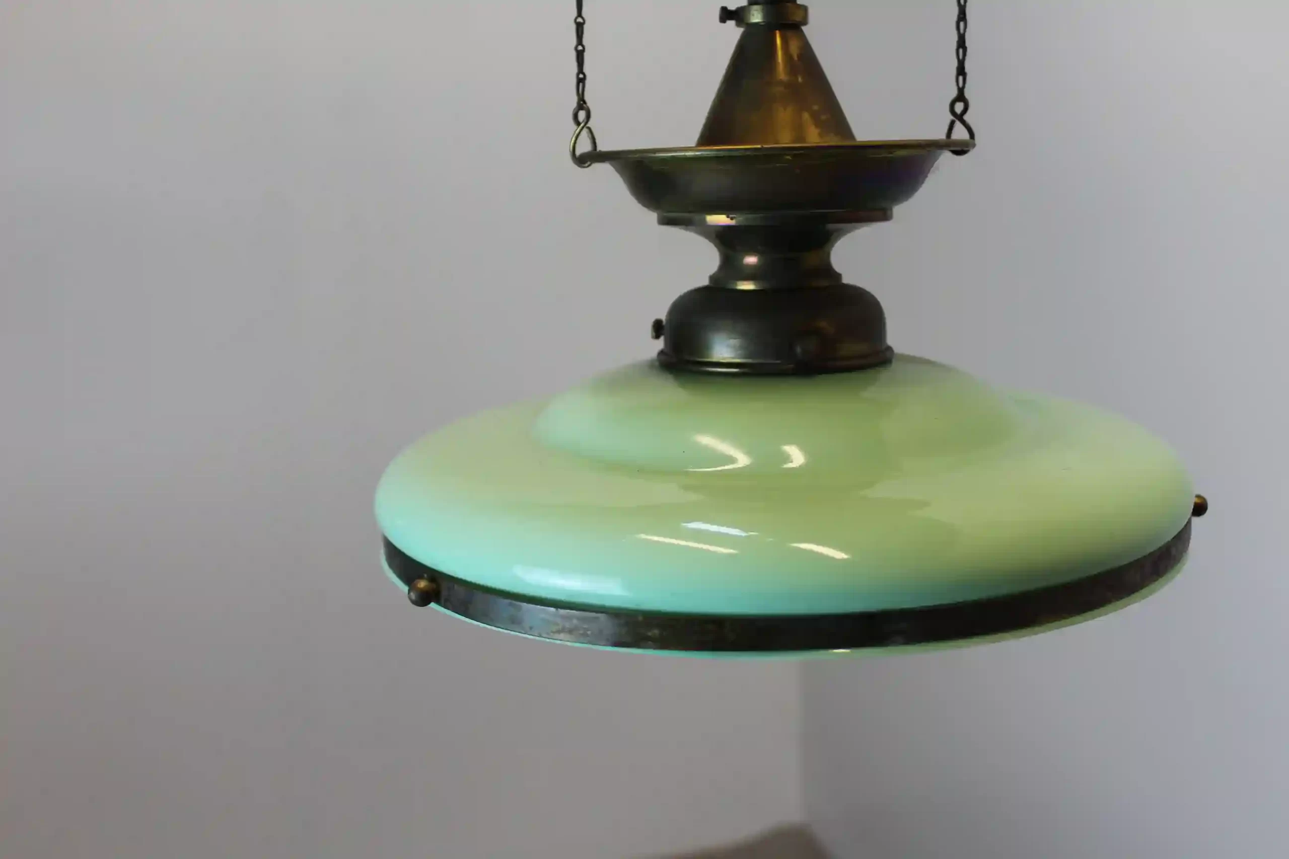 Závěsný lustr typu „petrolejka“ se zeleným stínidlem